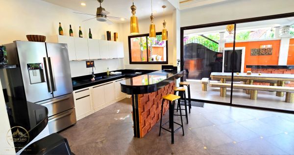 https://www.pattayaland.com/medias/article/medium/690/goldland-luxury-pool-villa-pattaya-10.jpg